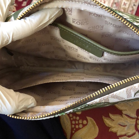 Authentic Michael Kors jet set chain crossbody - Picture 7 of 7